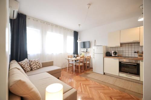 salon z kanapą i kuchnią w obiekcie Casa della Nonna Old town Zadar w mieście Zadar