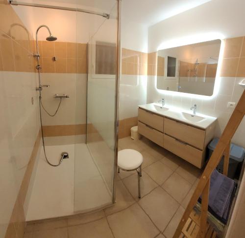 ピナールルにあるVILLA L'ALIZEEのバスルーム(シャワー、シンク付)