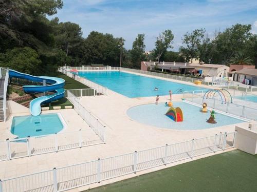 une grande piscine avec toboggan et un parc aquatique dans l'établissement T2 avec Parking - Piscine et Tennis - à 200 m des Plages - FR-1-316-196, à Six-Fours-les-Plages