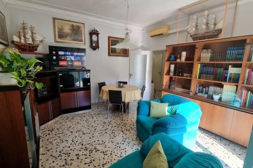 een woonkamer met een blauwe bank en een tafel bij Ardenza Liberty in Livorno