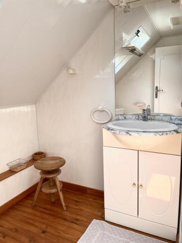 La salle de bains est pourvue d'un lavabo et d'un tabouret. dans l'établissement Gounod - maison proche de la mer Le Tréport, au Tréport