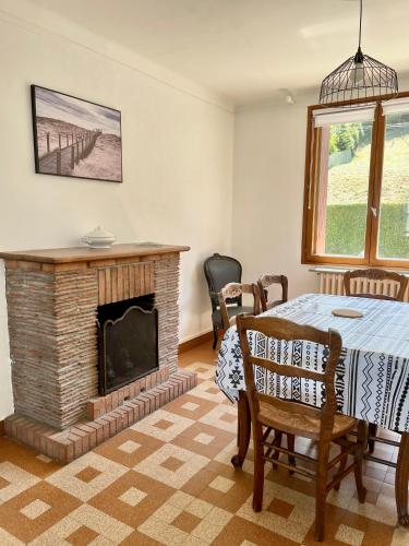 un salon avec une table et une cheminée dans l'établissement Gounod - maison proche de la mer Le Tréport, au Tréport