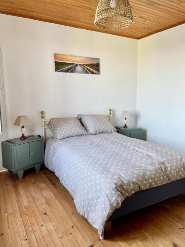 une chambre avec un lit et deux tables de nuit dans l'établissement Gounod - maison proche de la mer Le Tréport, au Tréport