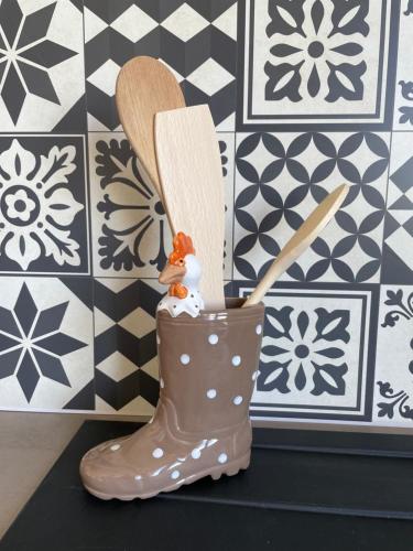 a rubber boots with a toy duck in it at Gounod - maison proche de la mer Le Tréport in Le Tréport