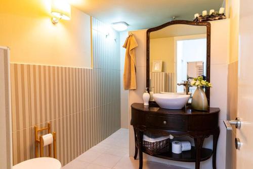 bagno con lavandino e specchio di Luxury House since 1960 a Nazareth