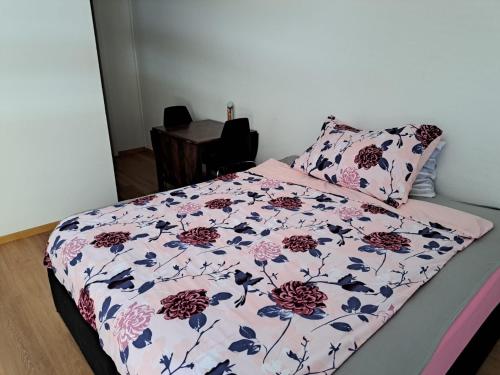 1 dormitorio con 1 cama con colcha de flores en Apartment Zentrum Bern Marzili, en Berna