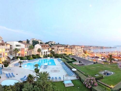 une vue sur la piscine d'un complexe hôtelier dans l'établissement T2 avec piscine, parking privé à 200m des plages et commerces - FR-1-316-237, à Six-Fours-les-Plages