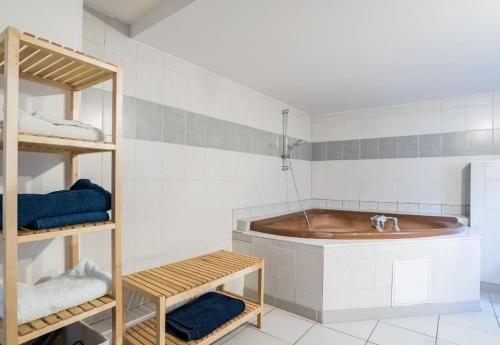 a bathroom with a tub and a sink at Proche centre de Strasbourg et Parlement Européen in Schiltigheim