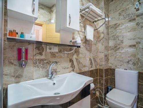 bagno con lavandino e servizi igienici di 216 Palace Suite a Istanbul