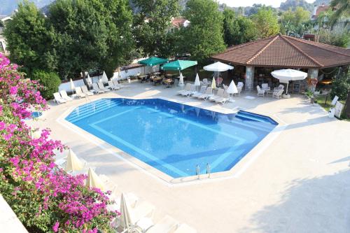 an overhead view of a swimming pool with chairs and umbrellas at Hotel Binlik in Dalyan