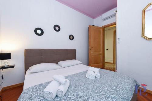 デセンツァーノ・デル・ガルダにあるDesenzanoLoft Let It Be A Dreamのベッドルーム1室(ベッド1台、タオル2枚付)