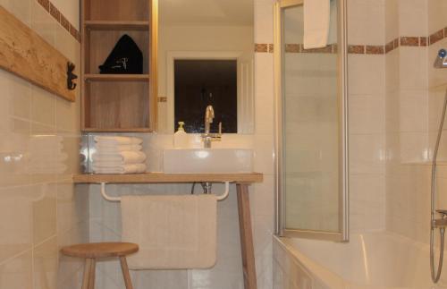 y baño con lavabo y ducha. en FerienWohnung SeeUfer am Plöner See, en Ascheberg
