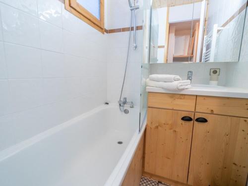 une salle de bain avec une baignoire, un lavabo et un miroir dans l'établissement Studio cosy à Valmorel - 4 pers, balcon, casier à skis - FR-1-291-843, à Valmorel