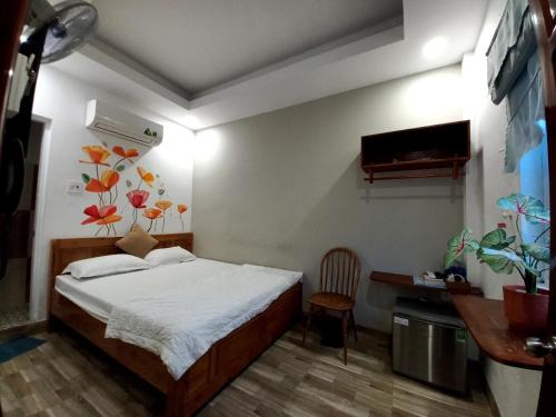 um quarto com uma cama, uma secretária e uma televisão em Sông Suối Homestay em Quy Nhon