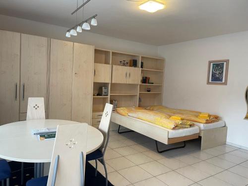 Schlafzimmer mit einem Bett, einem Tisch und Stühlen in der Unterkunft Muralto-Locarno: Miramonti Apt. 4 in Locarno
