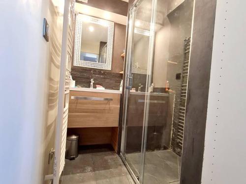 une salle de bain avec douche et lavabo dans l'établissement T2 climatisé, Wi-Fi, parking privatif, à 20m des plages - FR-1-316-258, à Six-Fours-les-Plages