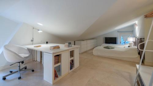 Кровать или кровати в номере VILLA LUCENTE 6&2, Emma Villas