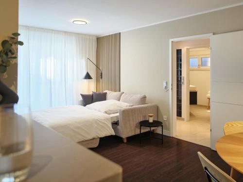 um quarto de hotel com uma cama e uma mesa em Ferienwohnung Tulpenbaum em Bad Krozingen