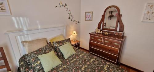 sypialnia z łóżkiem z komodą i lustrem w obiekcie Casa Anabel - Con garaje, 3 hab, 2 baños w mieście Gijón