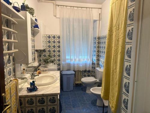 a bathroom with a sink and a toilet at Appartamento al mare in Porto Santo Stefano