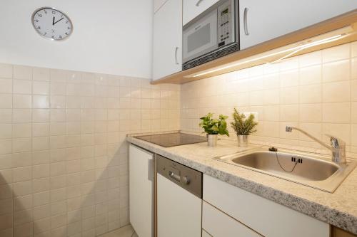 La cuisine est équipée d'un évier et d'un four micro-ondes. dans l'établissement Berolina Wohnung 212, à Dahme
