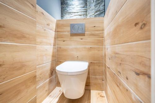 ein Bad mit einem WC in einer Holzwand in der Unterkunft Frontière Monaco, Appartement neuf - AM in Beausoleil