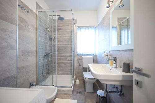 uma casa de banho com um chuveiro, um lavatório e um WC. em Sunset Boutiqe Apartment Old Town Zadar em Zadar