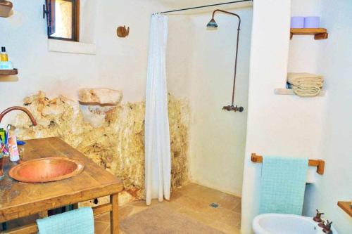 La salle de bains est pourvue d'une douche et d'un lavabo. dans l'établissement Trullo Fragnelli, à Cisternino