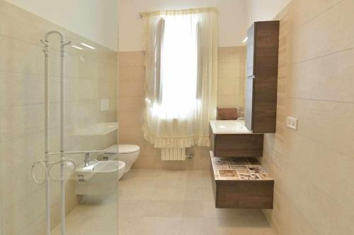 een badkamer met een toilet, een wastafel en een douche bij Villa Giovanna Trullo in Ostuni