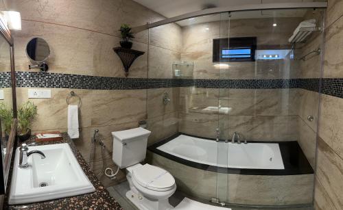 y baño con bañera, aseo y lavamanos. en CHERAI LAKE RESORT, en Cherai Beach