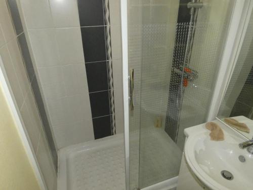 une salle de bain avec douche et lavabo dans l'établissement Appartement T3 avec terrasses et parking privé en centre-ville de Royan, à 200m de la plage - FR-1-71-90, à Royan