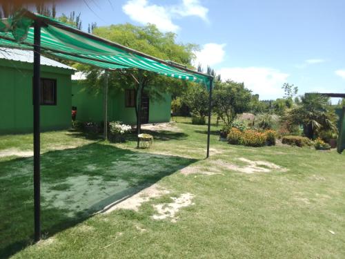uitzicht op de tuin van een huis bij Hospedaje El TaTa in Colonia Las Rosas