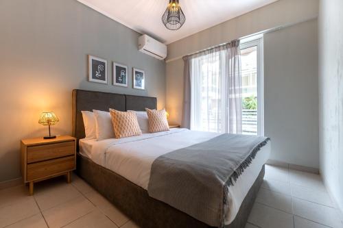 A bed or beds in a room at Phaedrus Living Luxury Flat Ampelokipoi
