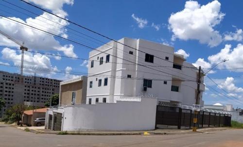 un edificio blanco al lado de una calle en Moria, en Goiânia
