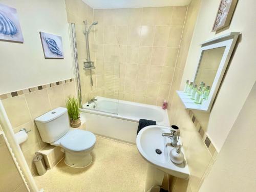 Ένα μπάνιο στο A Stylish Retreat - Super King Bed - Heart Of Town Centre - 5 mins Stroll to Beach