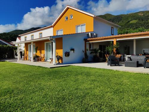 a house with a lawn in front of it at Casa d'Avó Guesthouse and Apartment in Urzelina