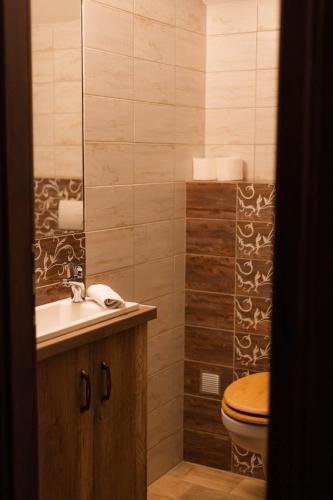 a bathroom with a sink and a toilet at Maya Panzio-Rezidencia in Szeged