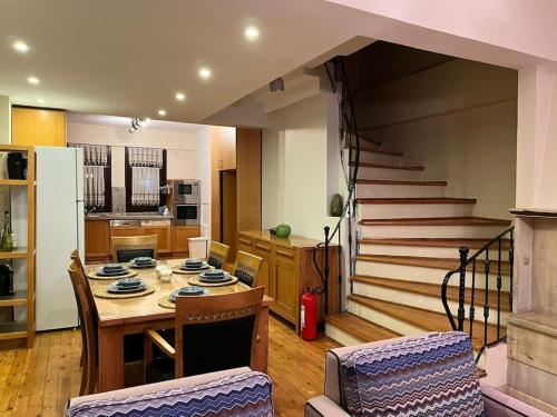 uma cozinha com uma mesa de jantar e uma escadaria em 3+1,villa, 10min to KadıköyPier em Istambul