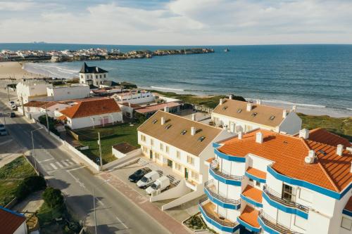 una vista aérea de una ciudad y del océano en Best Houses 21 - Surf House Perfect Location, en Baleal