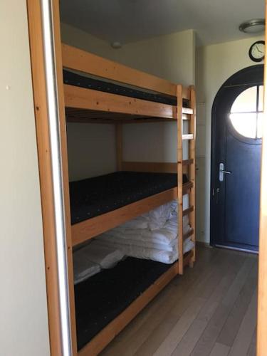 quelques lits superposés dans une chambre dans l'établissement Terrasse sur la Mer, à la naturelle, à Wimereux