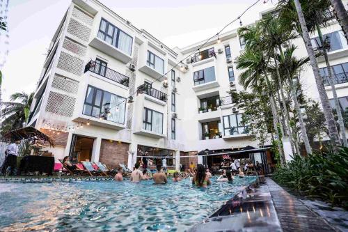 um grupo de pessoas numa piscina num hotel em Mad Monkey Hoi An em Hoi An