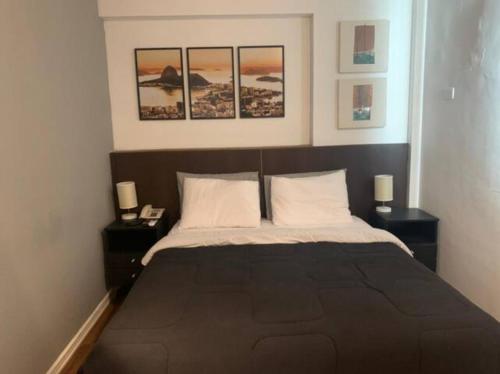 1 dormitorio con 1 cama grande y 2 mesitas de noche en Flat in Apoador 2, en Río de Janeiro