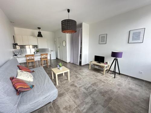 ein Wohnzimmer mit einem Sofa und einer Küche in der Unterkunft Studio Port-Vendres, 1 pièce, 2 personnes - FR-1-309-110 in Port-Vendres