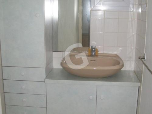La salle de bains est pourvue d'un lavabo. dans l'établissement Maison cosy proche plage avec jardin, pour 4 pers, La Tranche-sur-Mer - FR-1-357-21, à La Tranche-sur-Mer
