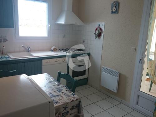 uma cozinha com um lavatório e um fogão forno superior em Maison La Tranche-sur-Mer, 5 pièces, 6 personnes - FR-1-357-70 em La Tranche-sur-Mer