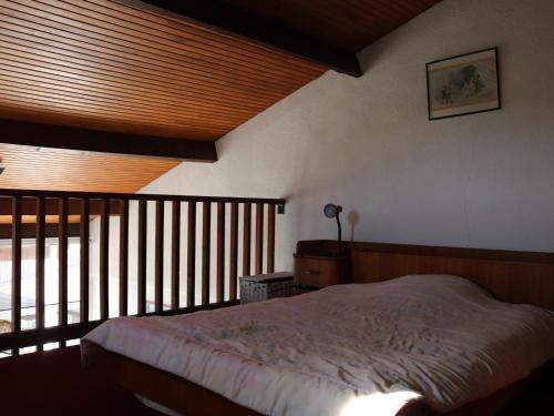 une chambre avec un lit et un balcon dans l'établissement Biscarrosse Plage - Duplex T2 Centre-Ville - Parking - Balcon - Proche Plage - Ménage Inclus - FR-1-319-208, à Biscarrosse-Plage