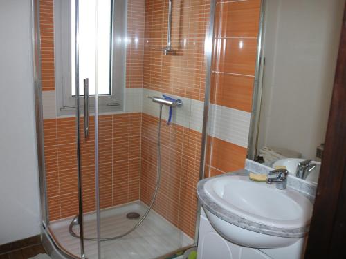 une salle de bain avec une douche, des toilettes et un lavabo dans l'établissement Biscarrosse Plage - Duplex T2 Centre-Ville - Parking - Balcon - Proche Plage - Ménage Inclus - FR-1-319-208, à Biscarrosse-Plage