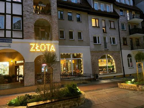 a store front of a building at night at Sypialnia nad morzem in Kołobrzeg