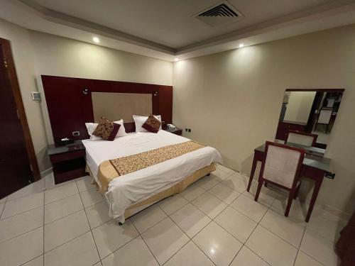 A bed or beds in a room at Raoum Inn Hail