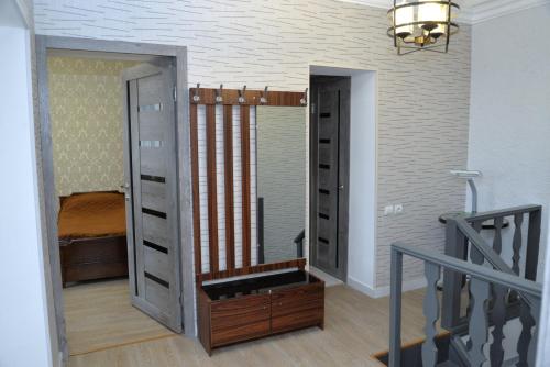 una camera con porta che conduce a una camera da letto di Ani Hostel Gyumri a Gyumri